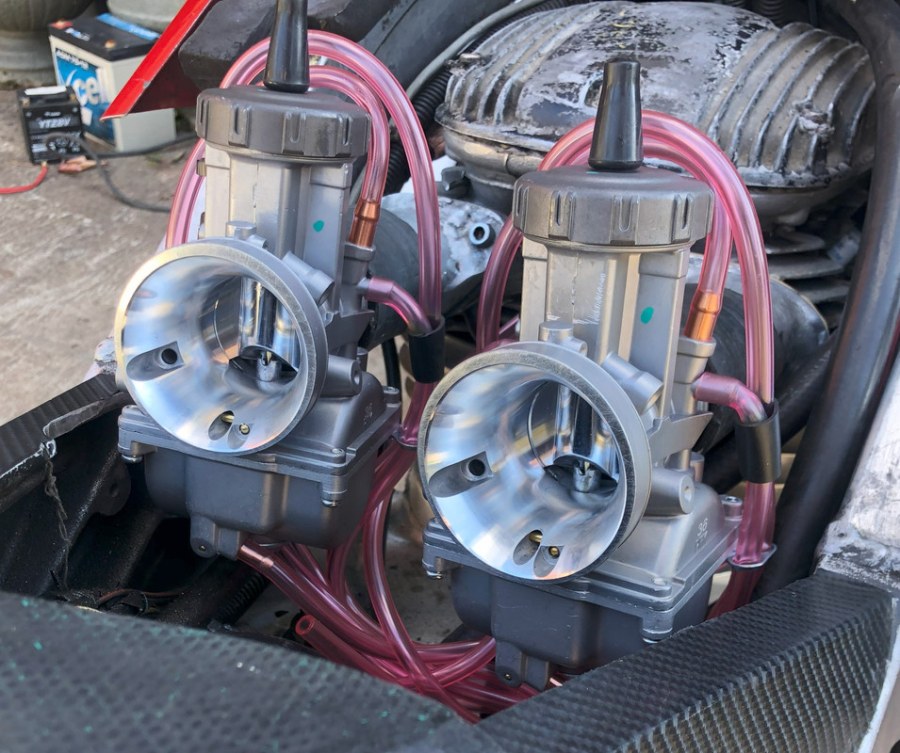Can FCRs be mounted on straight manifolds on a Commando engine?