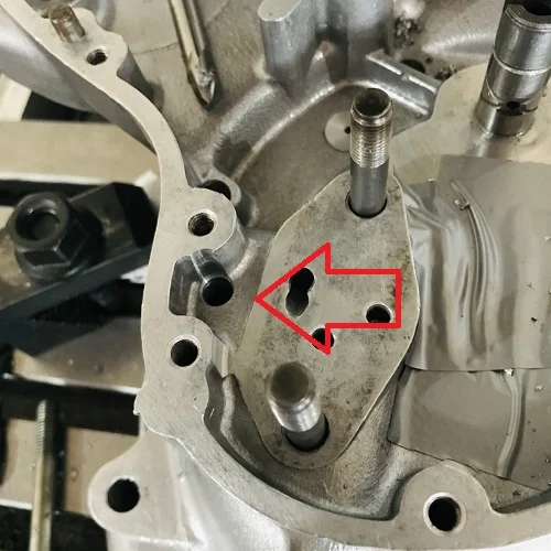 Oil valve solution to oil falling to crankcase