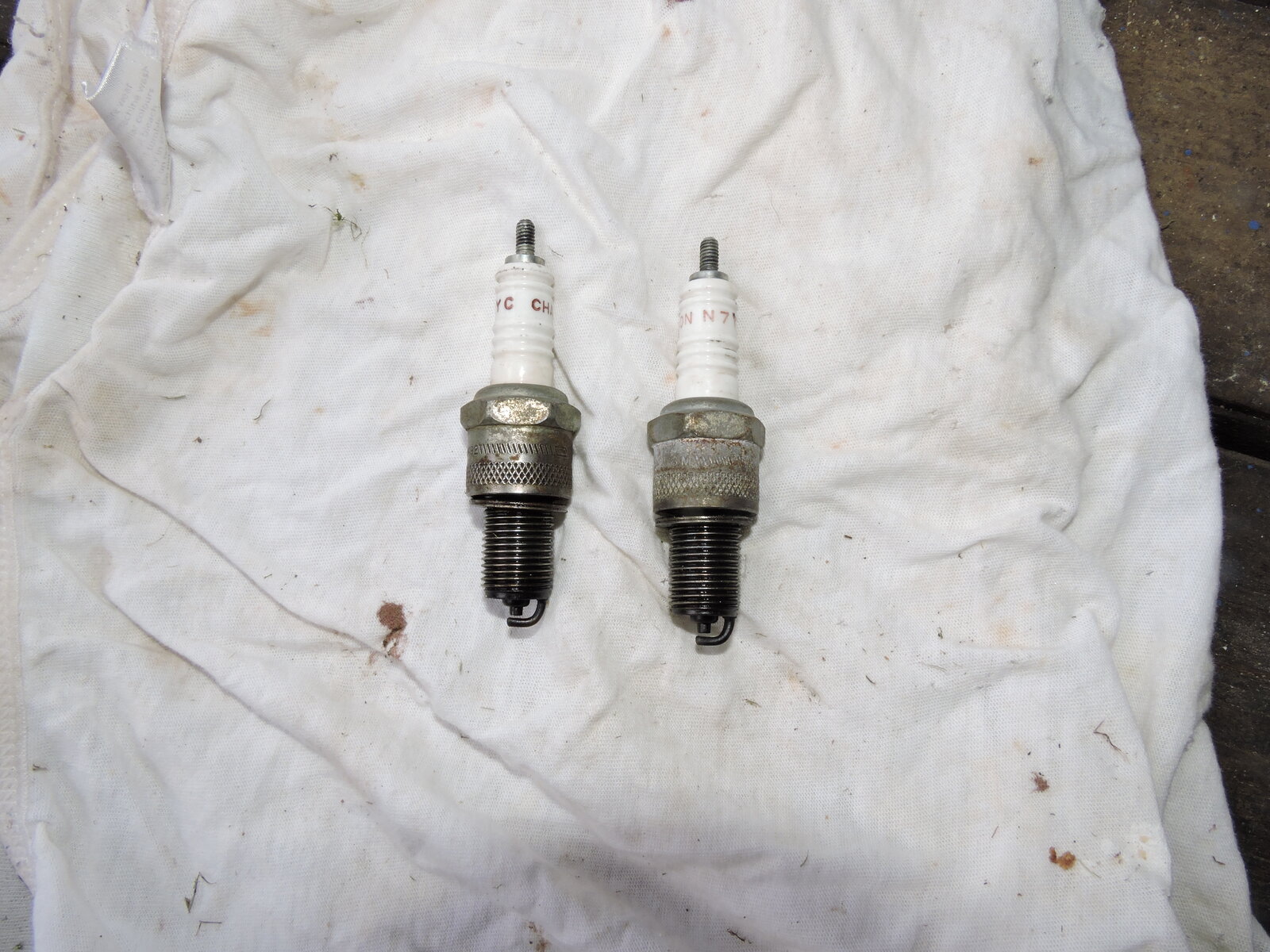 Could someone post a photo of a spark plug with color for ideal mixture strength