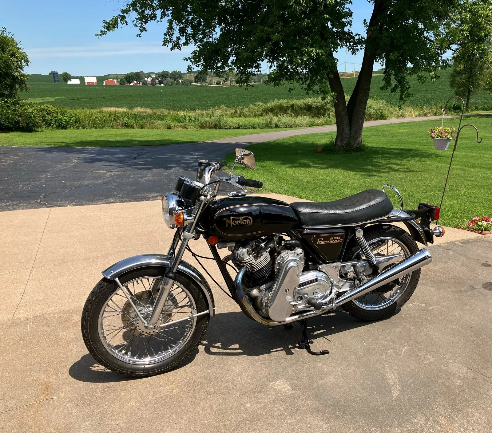 2022 Norton Commando Photo Contest