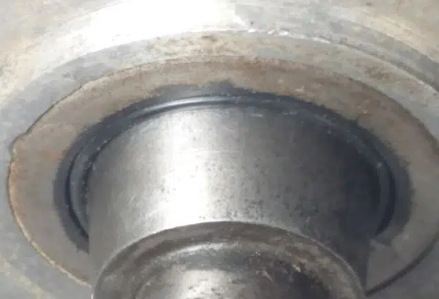 Oil valve solution to oil falling to crankcase