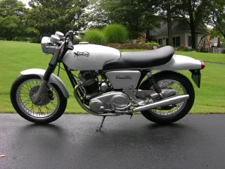 Norton Commando 750 - Model