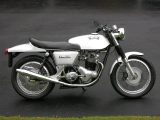 Norton Commando 750 - Model