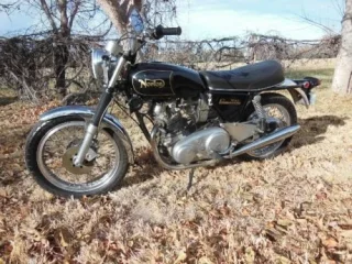 Norton w/Dunstall plates and stock footrests?