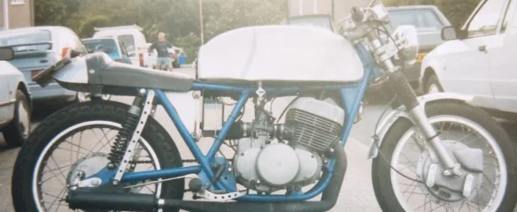 Seems to be a debate on use of clutch when stopped