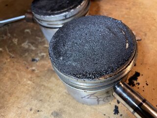 850 Head, cylinders and pistons are out. Can you comment on photos of piston tops and combustion chambers?