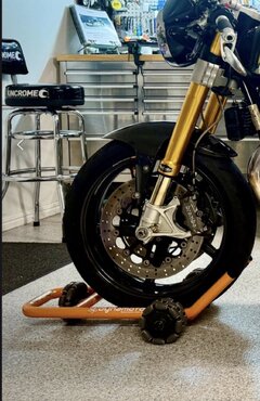 Triumph Thruxton Fairing fitted to Norton 961 - I want one (a lot)!