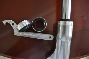 Commando 850 fork dust caps failed. Commando 850 fork dust caps failed.