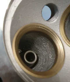 Seats and guides Seats and guides